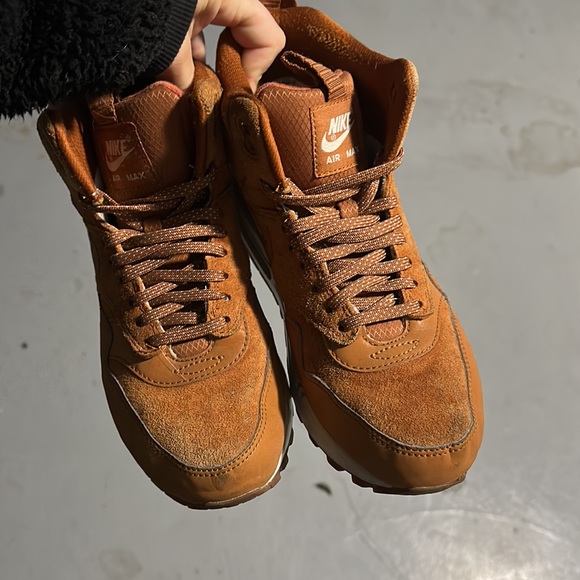 Size 8 nike sneaker boots - Picture 2 of 2